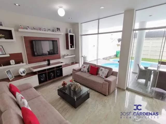 EN VENTA HERMOSA CASA CON PISCINA EN HUANCHACO — foto 1