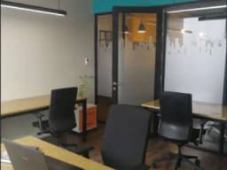 SE ALQUILA OFICINA PRIVADA PARA 06 PERSONAS