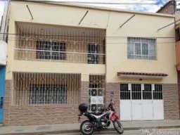 CASA DE DOS PISOS MÁS AZOTEA