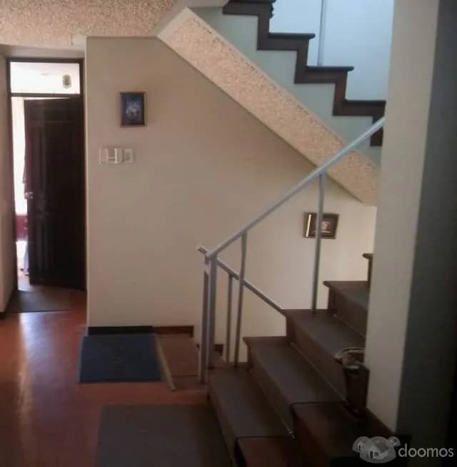 VENTA DE CASA EN JOSELUIS BUSTAMANTE Y RIVERO — foto 2