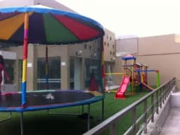 ACOGEDOR, CON AREAS COMUNES, A UNA CDRA. DE EMBAJADA