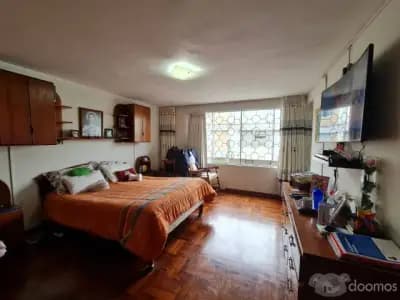única casa de 3 pisos  cerca peruano japonés