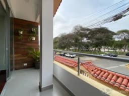 VENDO HERMOSO DEPARTAMENTO COMPLETAMENTE REMODELADO EN 2DO PISO FRENTE A PARQUE.