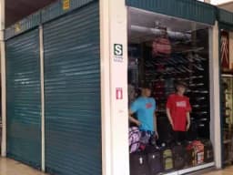 ALQUILO LOCAL EN AV AVIACION 5044  TIENDA 122-123