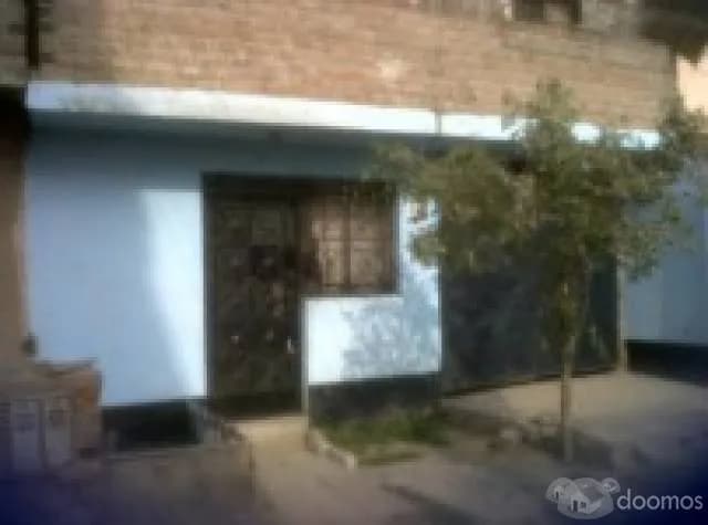 casa de 2 pisos en ves zona comercial — foto 1