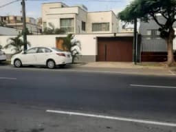 VENDO CASA COMO TERRENO EN SAN ISIDRO