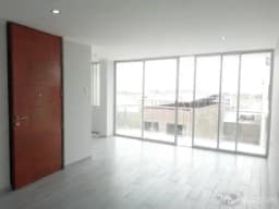 Alquiler de Amplio y Moderno Departamento en zona residencial y con salida a avenida principal.