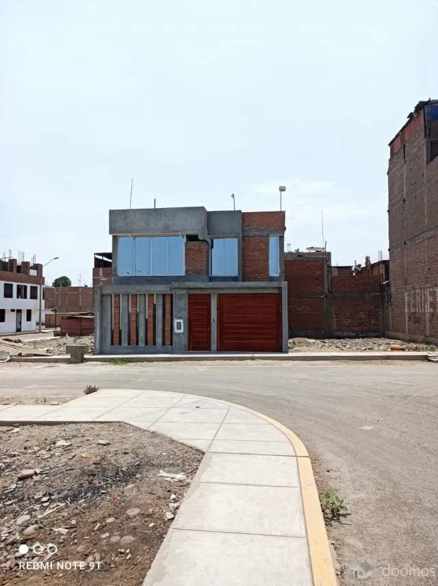 Casa Recién Construida De Dos Pisos Cerca A Parque Con Estructuras Para 3 Pisos. — foto 1