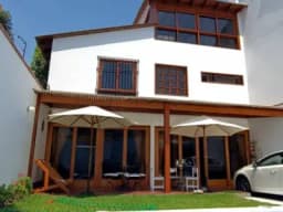 Casa con piscina, terraza, 4 dorm, 7 baños, vista al parque