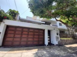 Casa de dos pisos, en Calle Manuel Miota, Miraflores