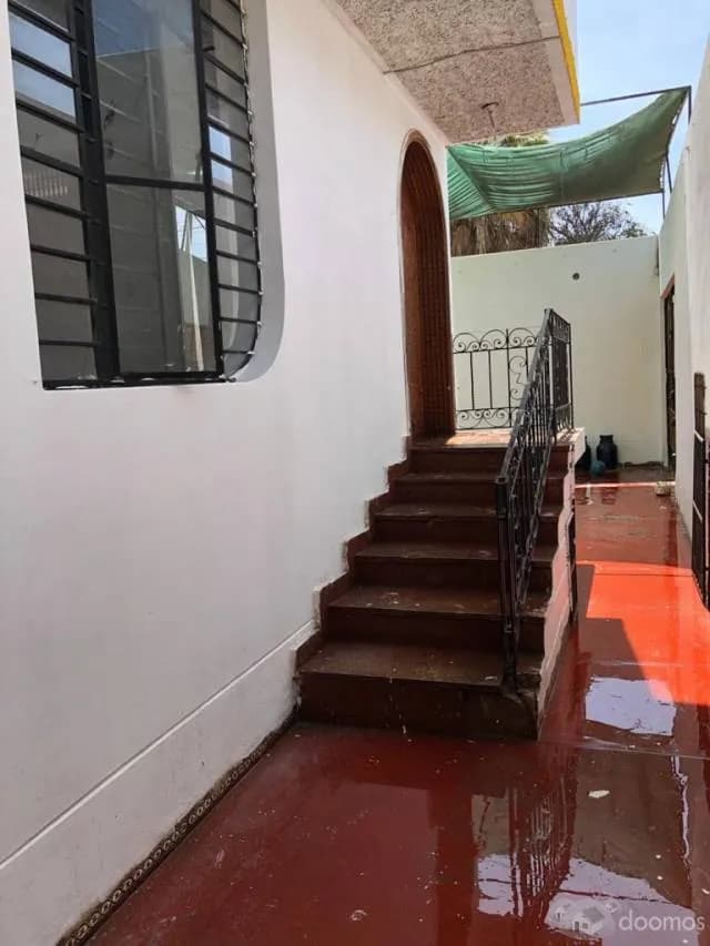 Amplia casa para vivir o negocio — foto 1