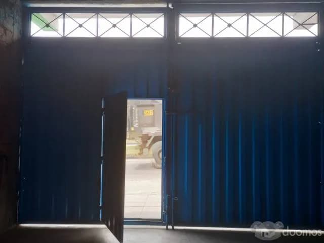 Se Alquila local comercial de 180m2 en plena avenida — foto 2