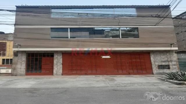 Amplio Local Comercial Puerta Calle De 3 Pisos — foto 1