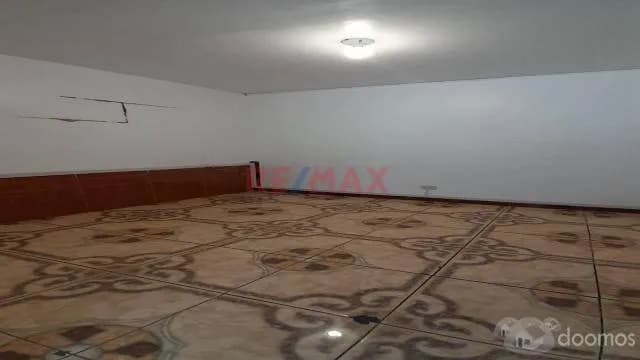 Amplio Local Comercial Puerta Calle De 3 Pisos — foto 3