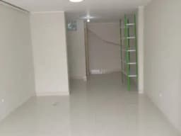 Alquilo Local para negocio en plena Avenida, Cdra 21  Angélica Gamarra SMP