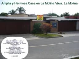 LOS JACARANDAS 146. LA MOLINA VIEJA VENDO CASA A.T= 1000m2 AC= 478M2 4DORM 3BAÑOS, TERRAZA, 5ESTACIONAMIENTOS, JARDINES. CERCA AV RAUL FERRERO, C.C MOLINA PLAZA. PLAZA VEA UNALM