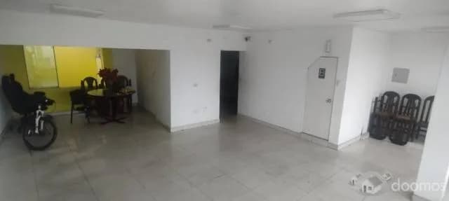 LOCAL COMERCIAL EN AVENIDA AMERICA SUR — foto 4