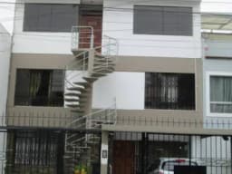 Venta de Casa de 3 Pisos Frente a Parque en Cercado de Lima