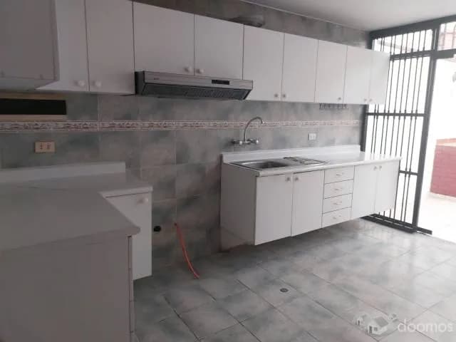 ALQUILO HERMOSA CASA DE TRES PISO — foto 8
