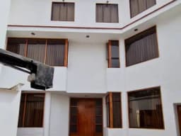 VENTA DE CASA DE TRES PISOS UBICACION PERFECTA EN AVENIDA URB EL GOLF -TRUJILLO
