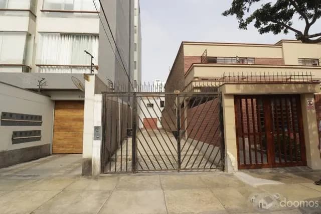 CASA DE 2 PISOS EN MIRAFLORES PARA RENOVAR O EDIFICAR EXCELENTE PARA RESTAURANTE — foto 2