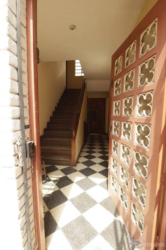 CASA DE 2 PISOS EN MIRAFLORES PARA RENOVAR O EDIFICAR EXCELENTE PARA RESTAURANTE — foto 3