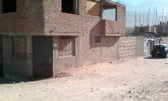 CASA DE DOS PISOS ESQUINA Y FRENTE A PARQUE — foto 1