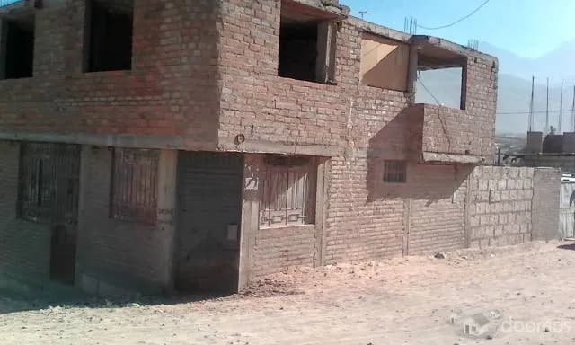 CASA DE DOS PISOS ESQUINA Y FRENTE A PARQUE — foto 2