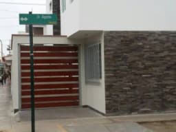 RENTO CASA DE ESTRENO 2 PISOS/3 DORMITORIOS/PARQUEO 8 AUTOS/LAVANDERIA EN URB.SAGITARIO-SURCO