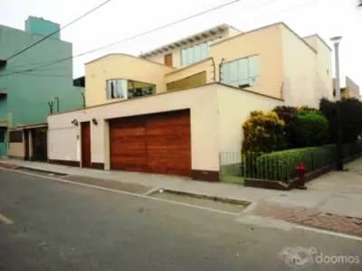 Alquilo casa en Surco frente a parque seguridad 24 horas