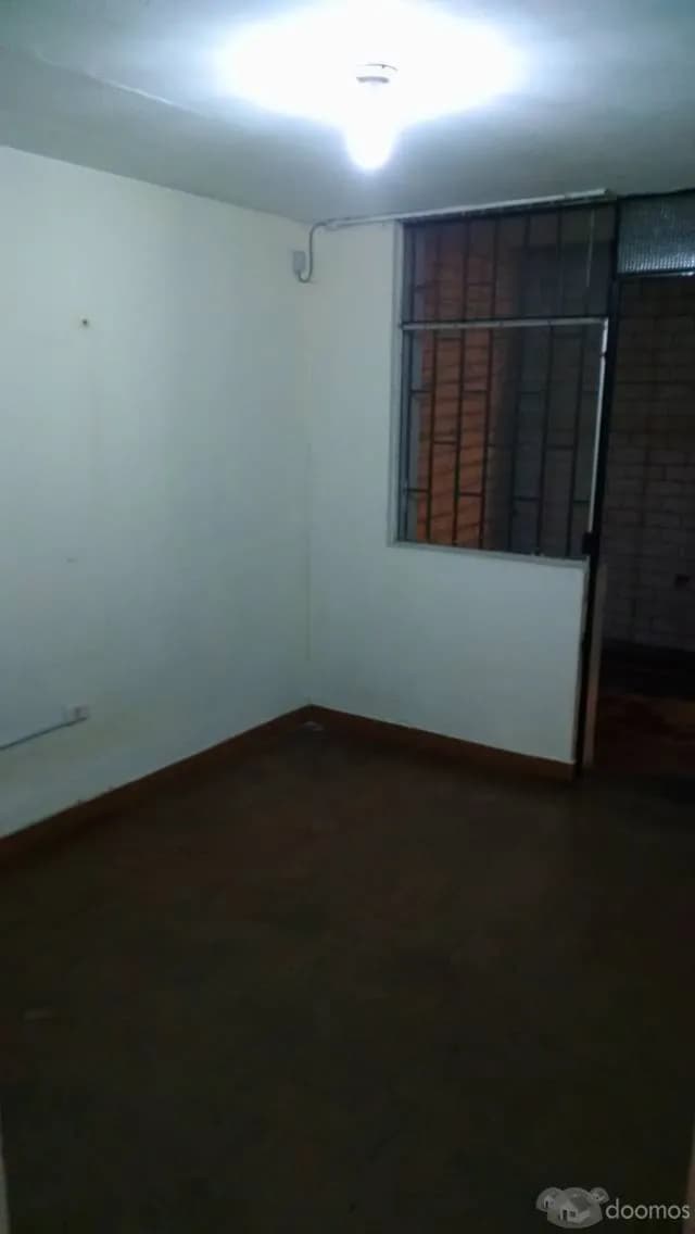 DEPARTAMENTO EN PRIMER PISO+COCHERA TECHADA+PATIO INTERNO — foto 2