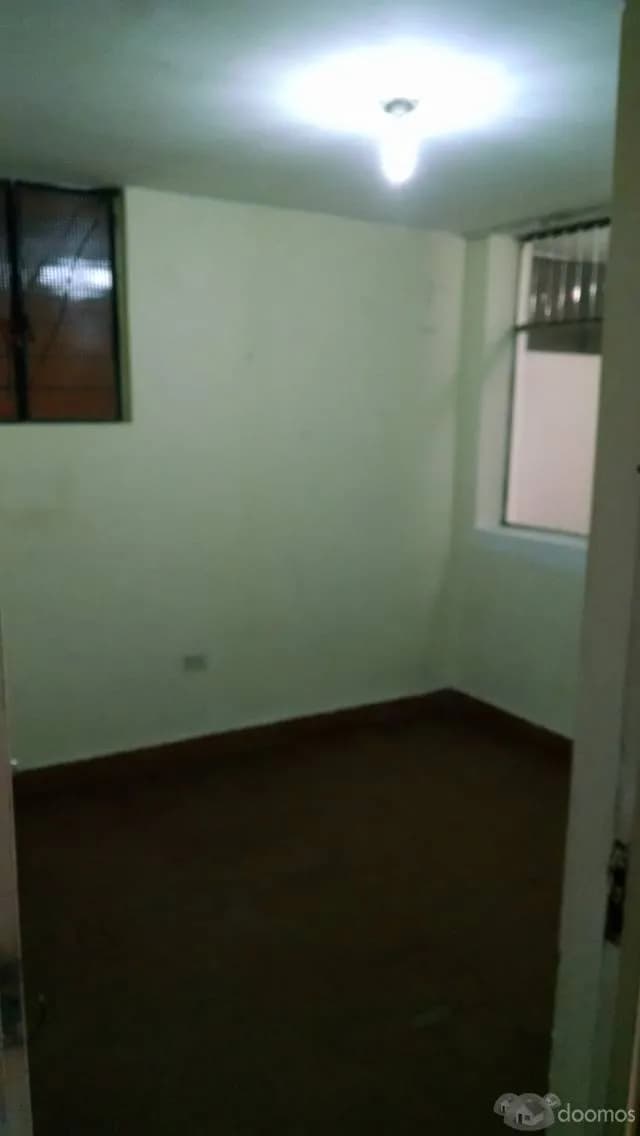 DEPARTAMENTO EN PRIMER PISO+COCHERA TECHADA+PATIO INTERNO — foto 3