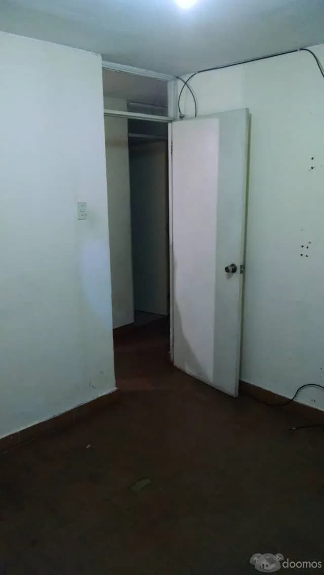 DEPARTAMENTO EN PRIMER PISO+COCHERA TECHADA+PATIO INTERNO — foto 4
