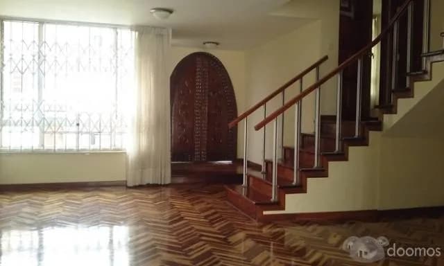 ISI REMATA CASA REMODELADA DE 380m2 CERCA A LA EMBAJADA DE USA — foto 1