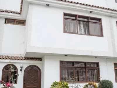 SE VENDE CASA DE 3 PISOS EN AMPLIO CONDOMINIO EN SURCO