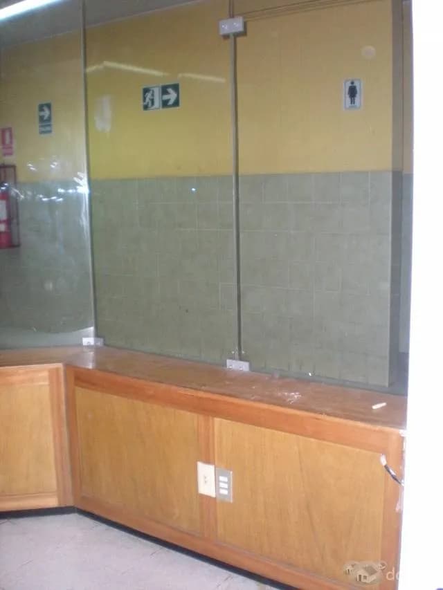 LOCAL COMERCIAL EN C. C. BOLIVAR — foto 1