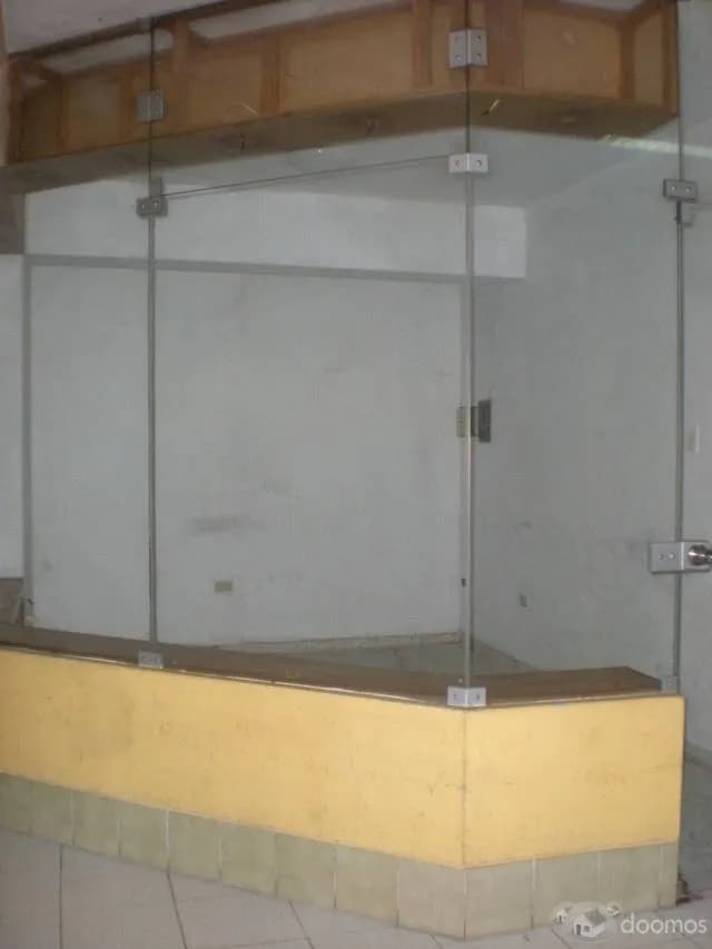 LOCAL COMERCIAL EN C. C. BOLIVAR — foto 2