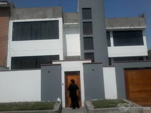 Se vende elegante casa de 300m2 en Surco — foto 1