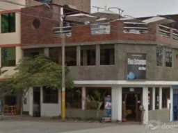 Alquilo hermoso local comercial de dos pisos más terraza en esquina en el cono norte
