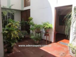 Vendo Casa en La Aurora Miraflores Frente a Parque