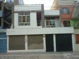 Venta de Casa 2 Pisos - 7 Dormitorios - 3 Baños - 2 Cocheras - Patio trasero.