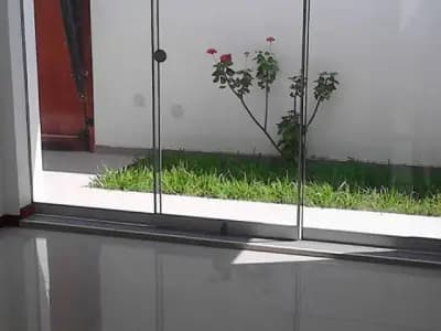 VENDO CASA DE ESTRENO - LOS SAUCES / CERCA A UNIV. SIPAN