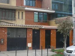 CASA 4 PISOS AV. METROPOLITANA - COMAS