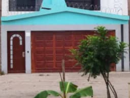 CASA 140 M2 2 PISOS 3 DORMITORIOS PISCINA FRENTE A PARQUE $150.000