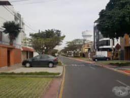 DEPARTAMENTO TRIPLEX, EXCELENTE UBICACIÓN. SURCO. PARALELO A AV. BENAVIDES.