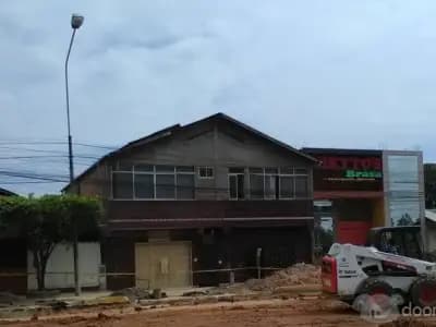 Vendo Casa de 2 pisos con base de 4, con cochera de porton levadizo, en avenida Miraflores