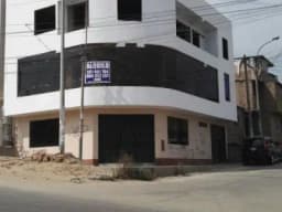 SE ALQUILA PROPIEDAD DE 2 PLANTAS, EXCELENTE UBICACIÒN EN AVENIDA CON PUERTA A LA CALLE, FRENTE A HOSPITAL, IDEAL PARA FARMACIAS, BOTICAS, CONSULTORIOS MÈDICOS.