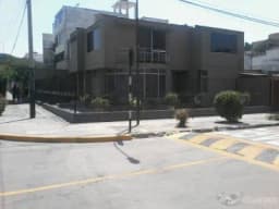 BONITA CASA EN ESQUINA CONSERVADA BARRIO RESIDENCIAL TRANQUILO