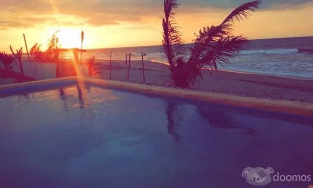 CASA CON PISCINA FRENTE AL MAR — foto 1