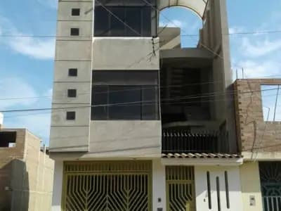 VENDO HERMOSA CASA DE 3 PISOS, ZONA TRANQUILA PARA VIVIR